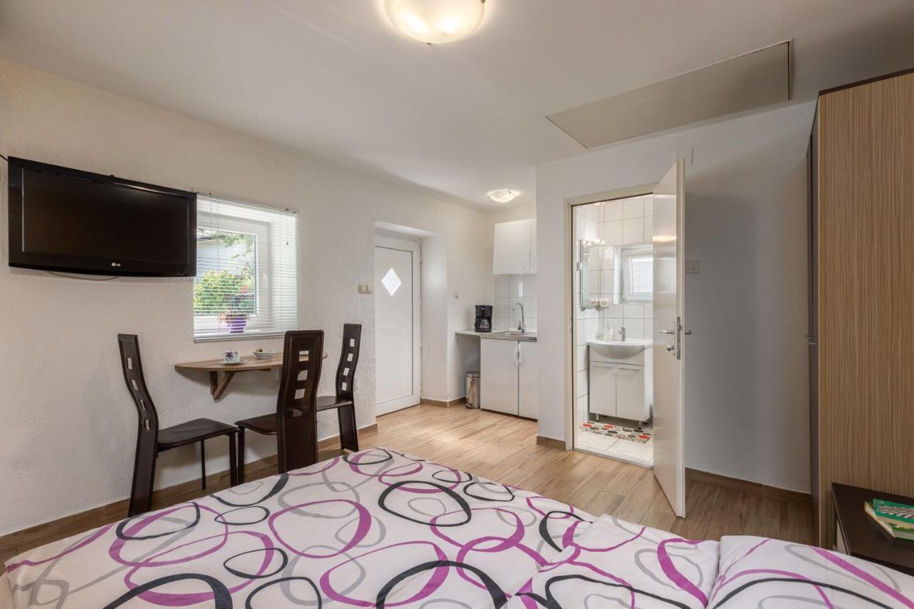 Charming Studio With Hot Tube, Terrace, Barbecue And Garden Kraljevica Esterno foto